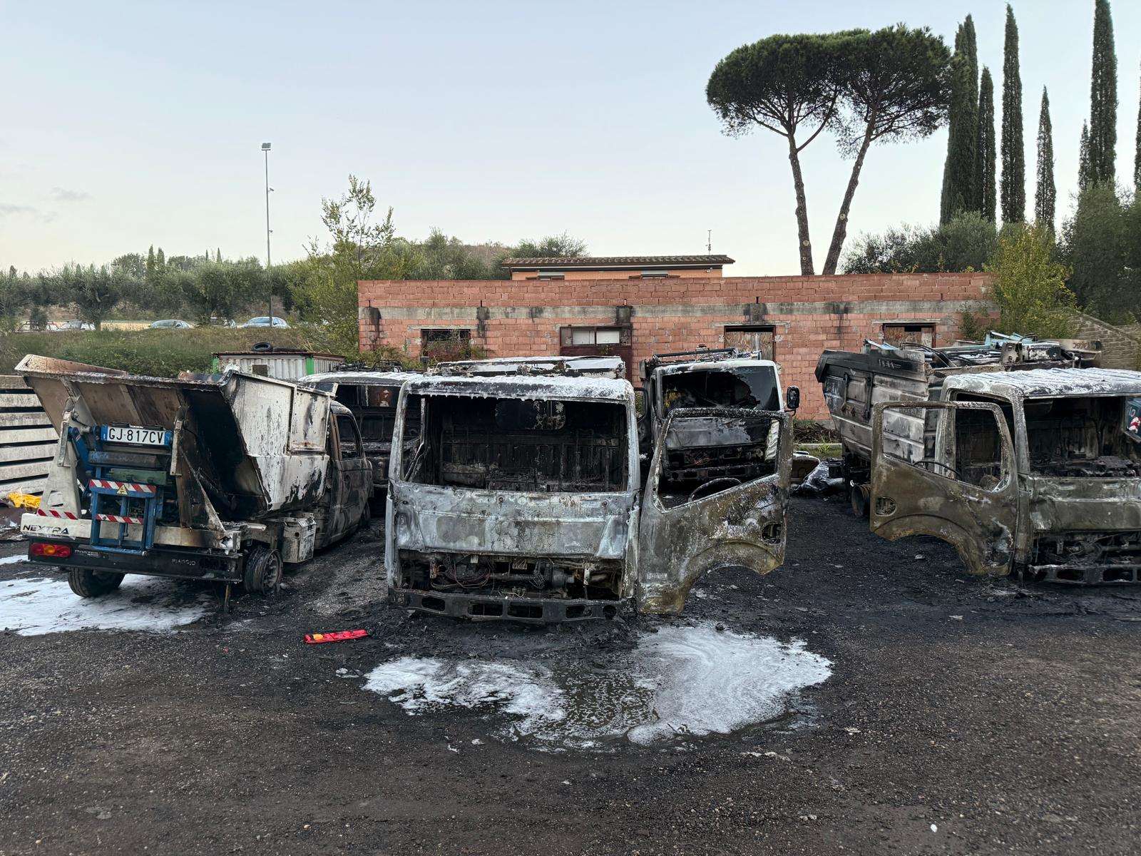incendio nella notte distrugge i mezzi ekorec disagi nella raccolta rifiuti da Sabinaoggi.it incendio nella notte distrugge i mezzi ekorec disagi nella raccolta rifiuti