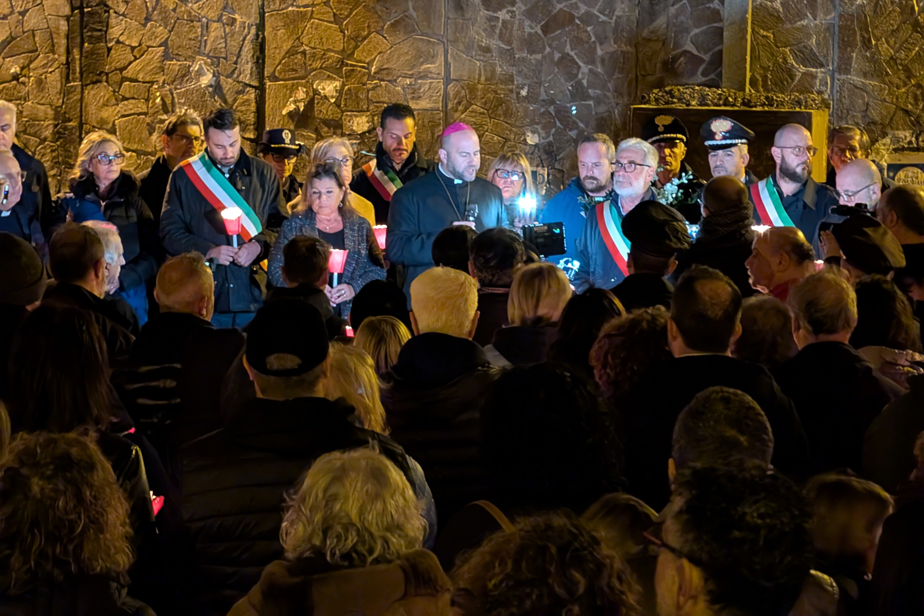 in tanti alla fiaccolata per raffale marianella vescovo piccinonna la vita avr224 la meglio da Sabinaoggi.it in tanti alla fiaccolata per raffale marianella vescovo piccinonna la vita avr224 la meglio